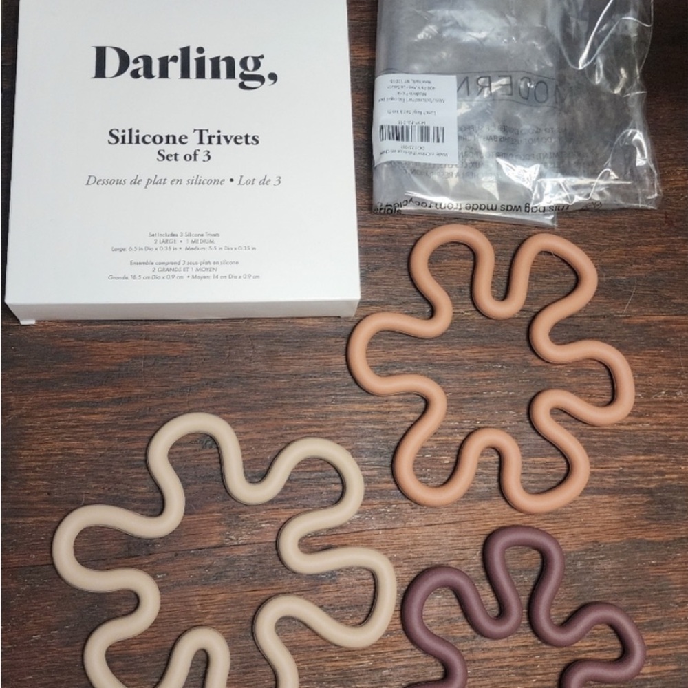 NEW w/ box Darling Society Set of three scalloped design Silicone Trivets
